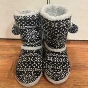 Black and white snowflake pattern slipper booties​​​​​​